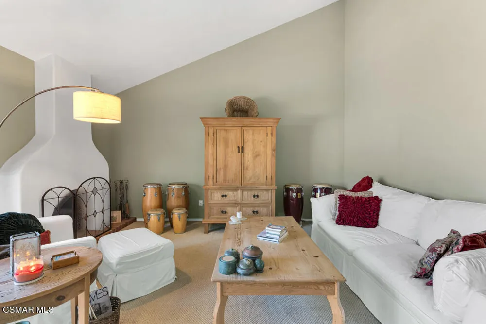 596 Via Novella Oak Park, CA 91377