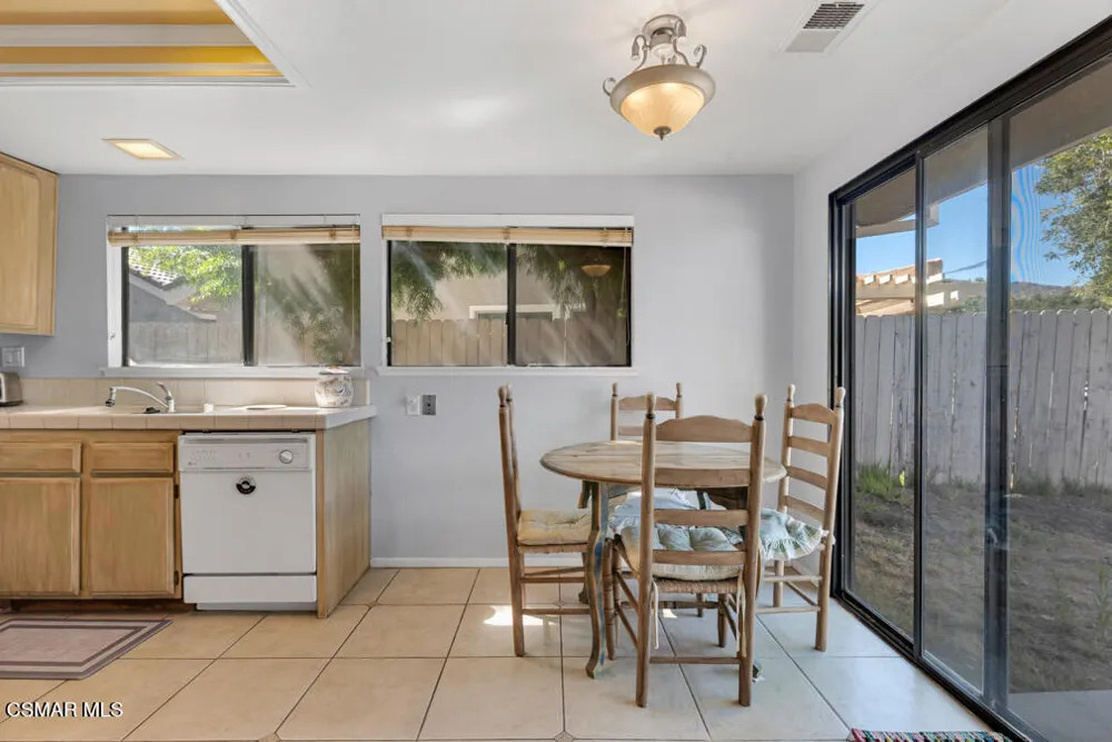 596 Via Novella Oak Park, CA 91377