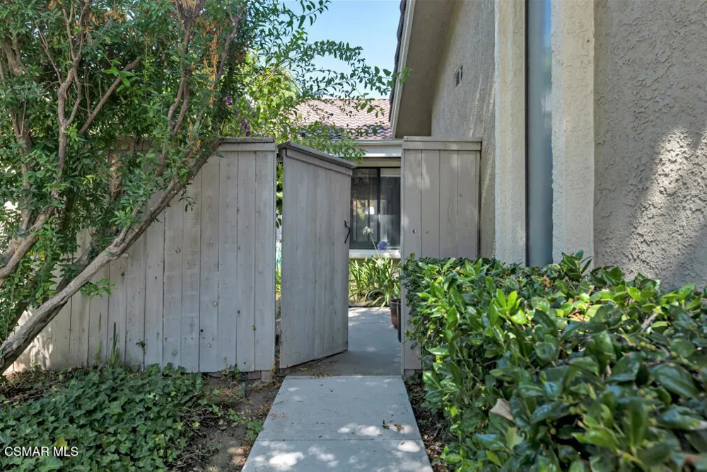 596 Via Novella Oak Park, CA 91377
