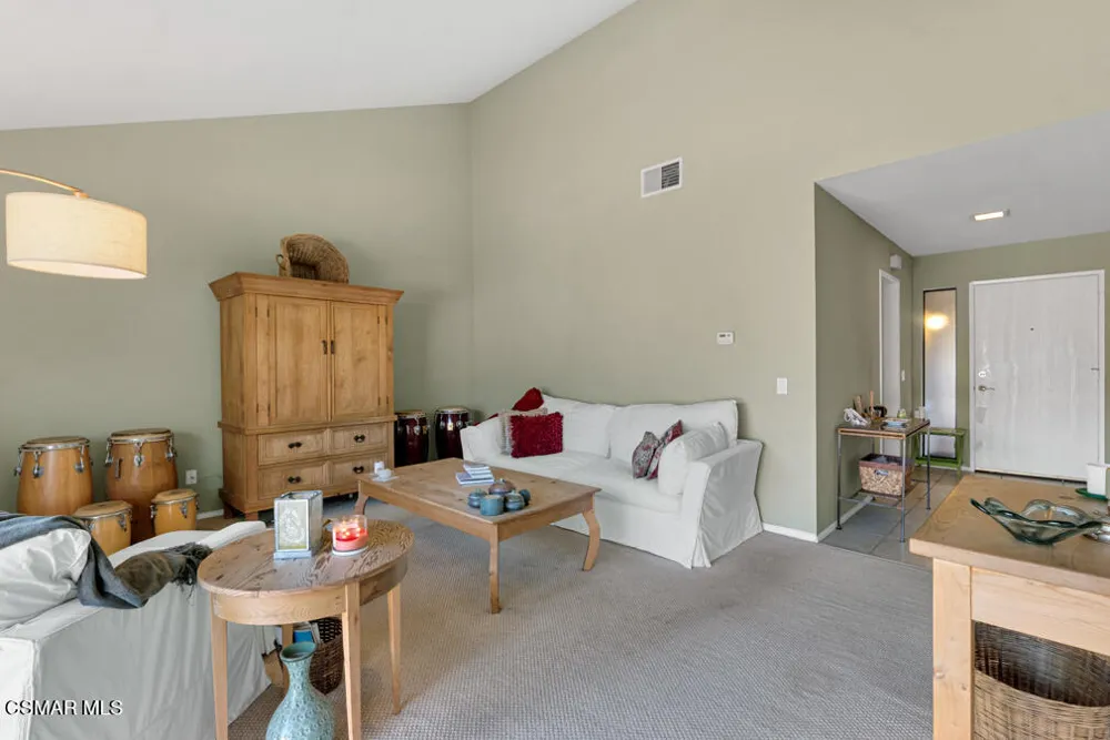 596 Via Novella Oak Park, CA 91377
