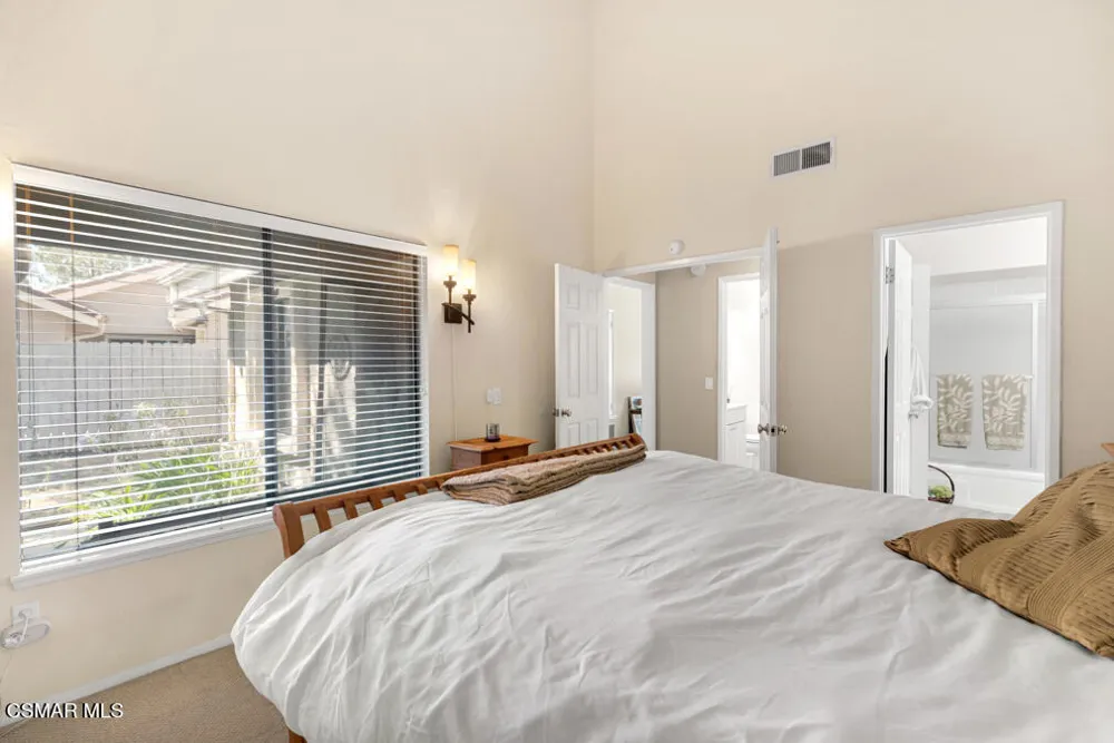 596 Via Novella Oak Park, CA 91377