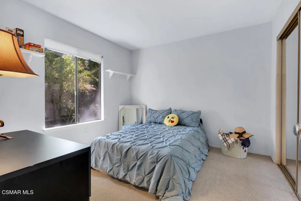 596 Via Novella Oak Park, CA 91377