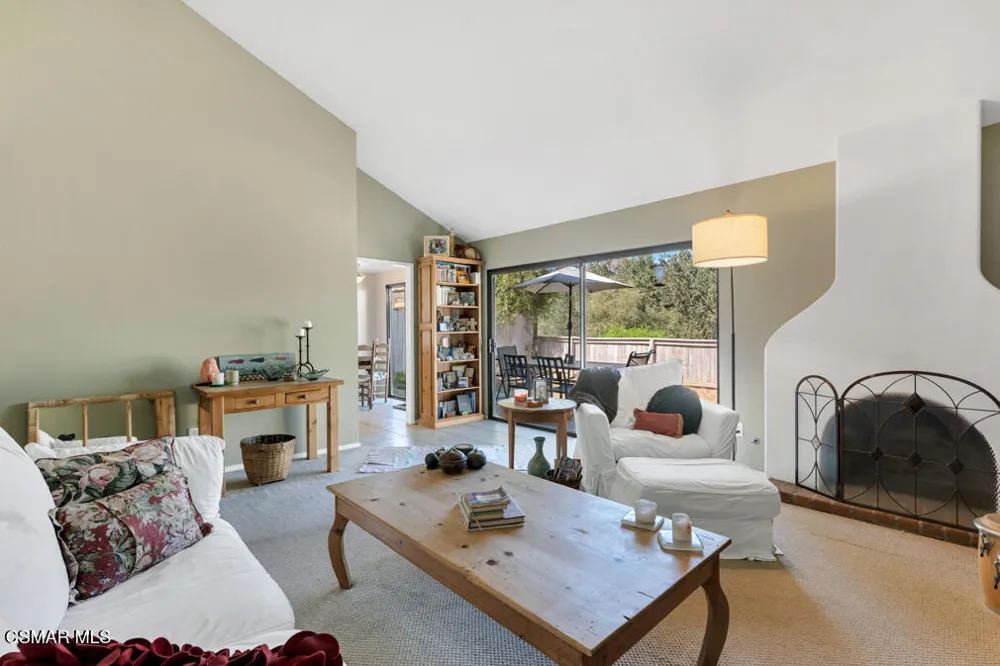 596 Via Novella Oak Park, CA 91377
