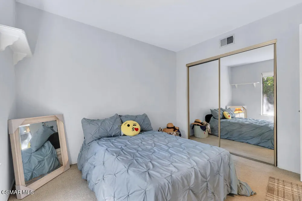 596 Via Novella Oak Park, CA 91377