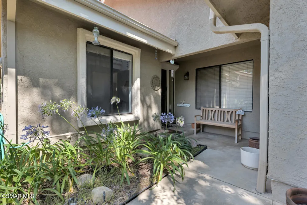596 Via Novella Oak Park, CA 91377