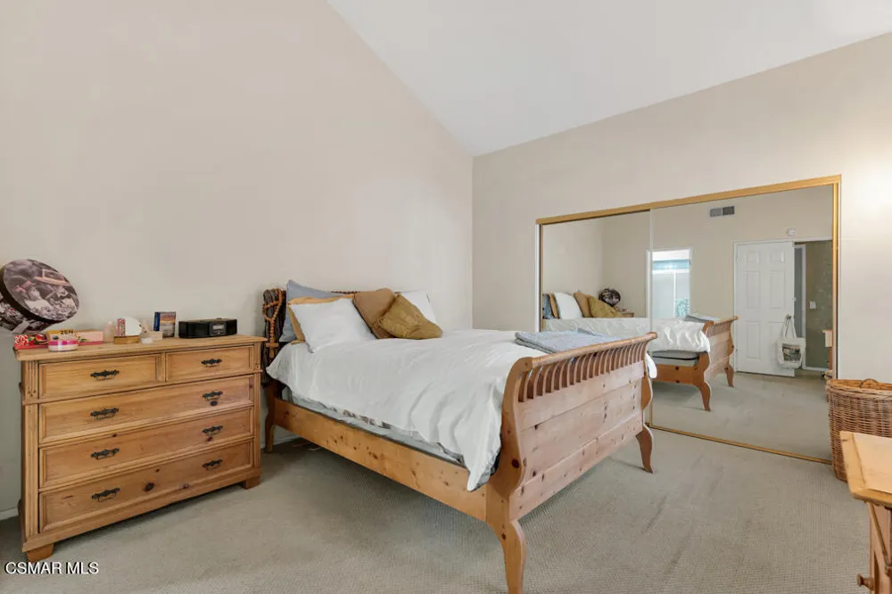 596 Via Novella Oak Park, CA 91377