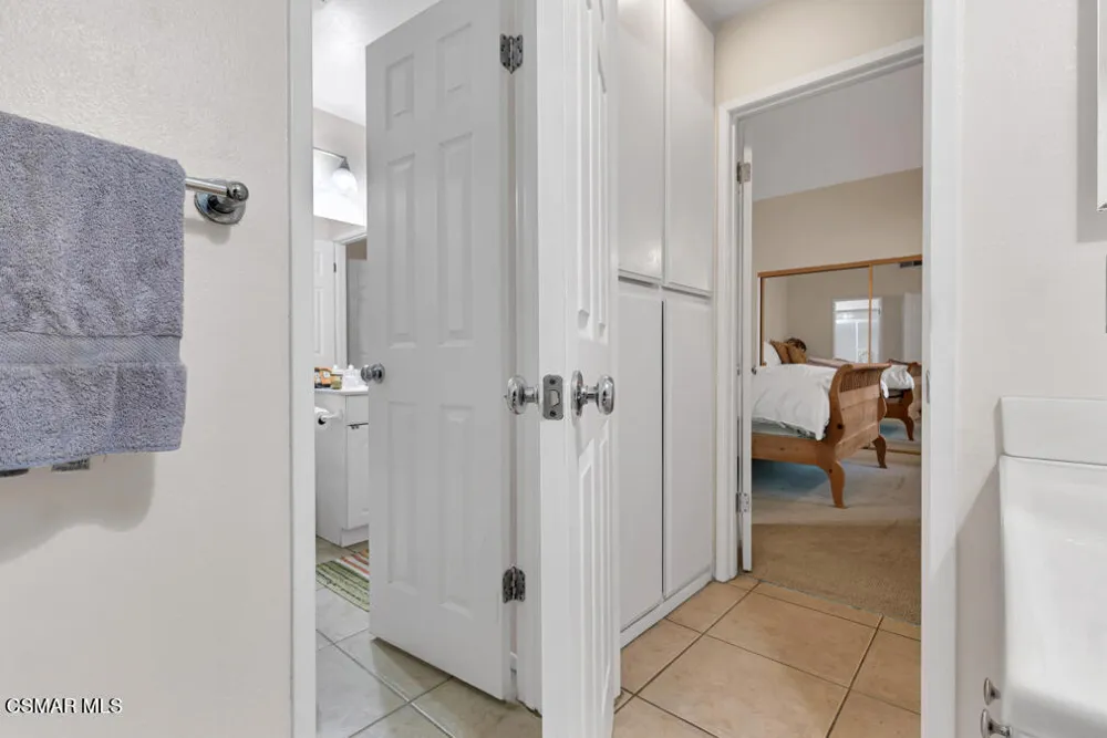 596 Via Novella Oak Park, CA 91377