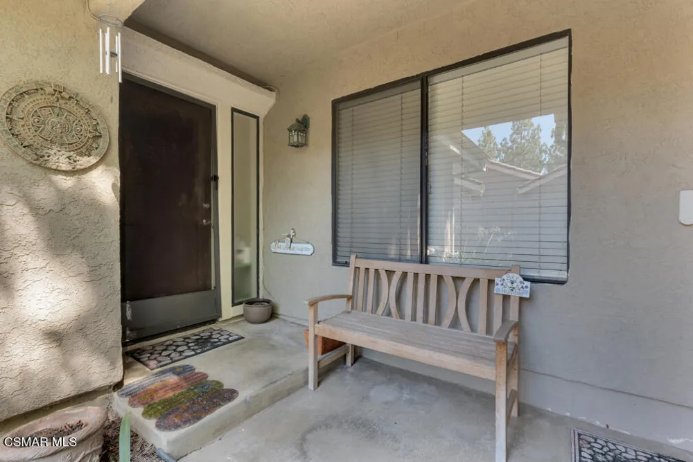 596 Via Novella Oak Park, CA 91377