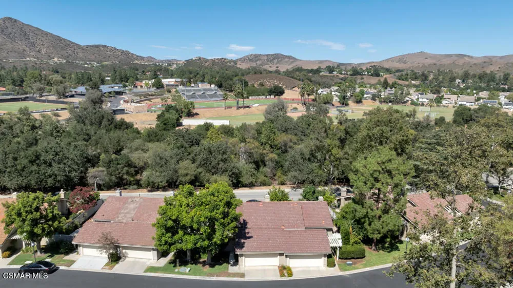 596 Via Novella Oak Park, CA 91377