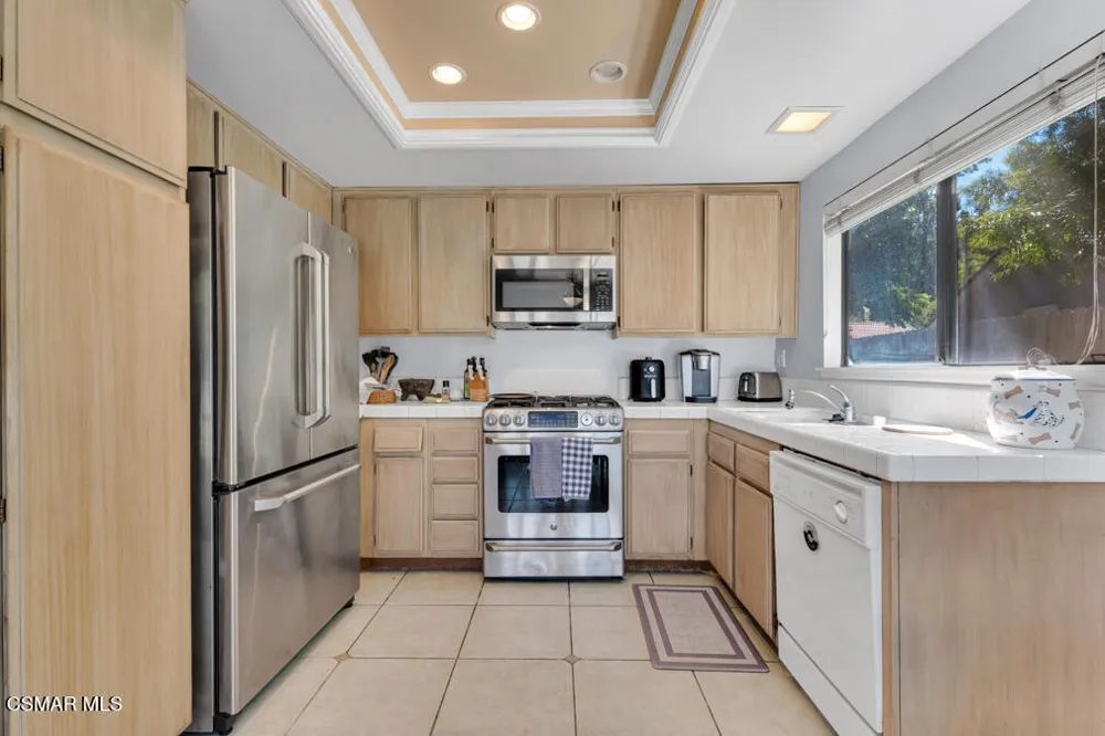 596 Via Novella Oak Park, CA 91377