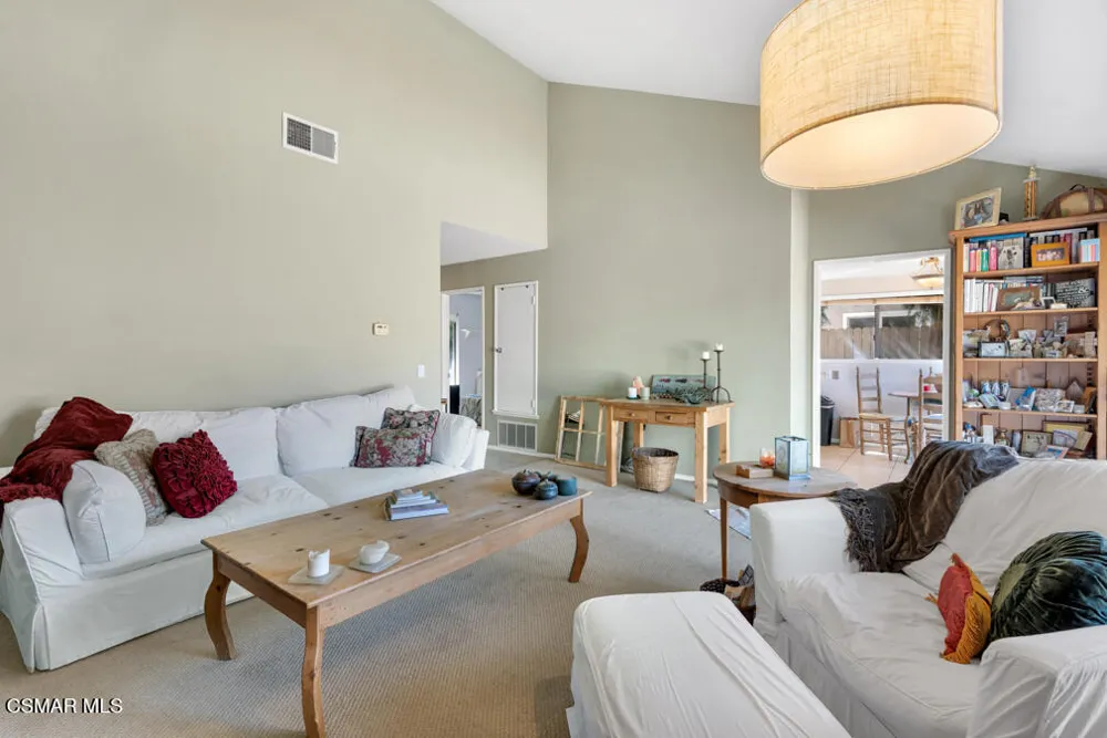 596 Via Novella Oak Park, CA 91377