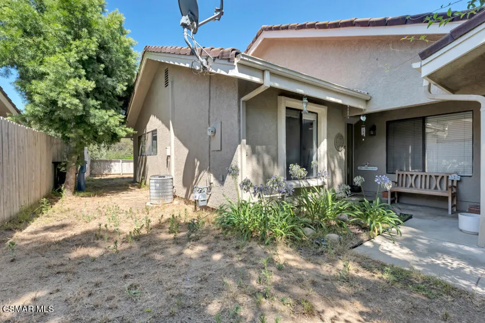 596 Via Novella Oak Park, CA 91377