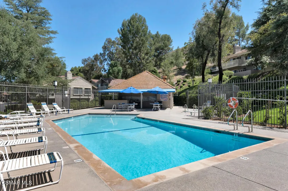 596 Via Novella Oak Park, CA 91377