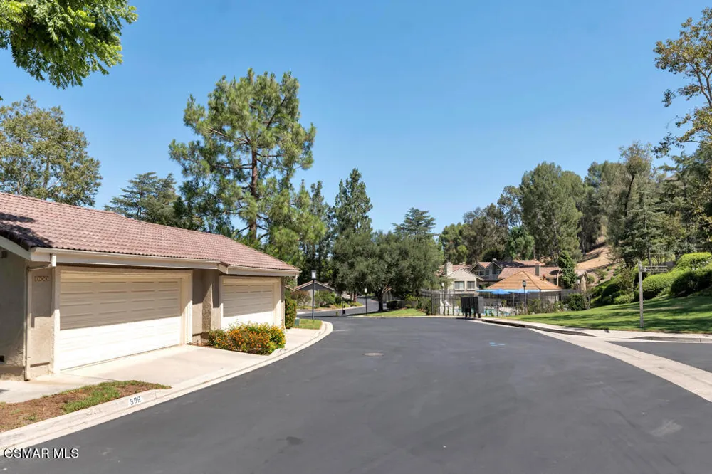596 Via Novella Oak Park, CA 91377