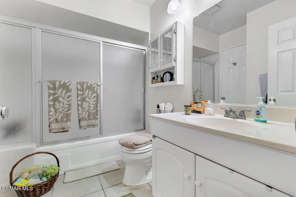 596 Via Novella Oak Park, CA 91377