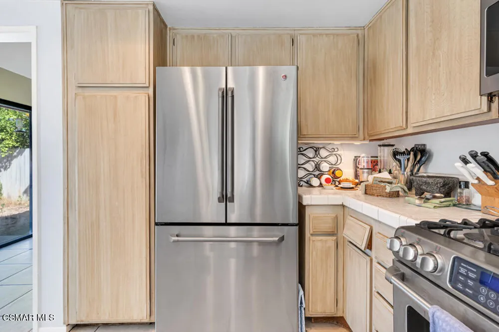 596 Via Novella Oak Park, CA 91377
