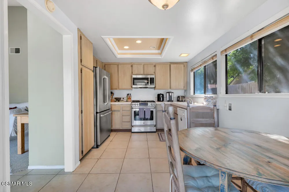 596 Via Novella Oak Park, CA 91377