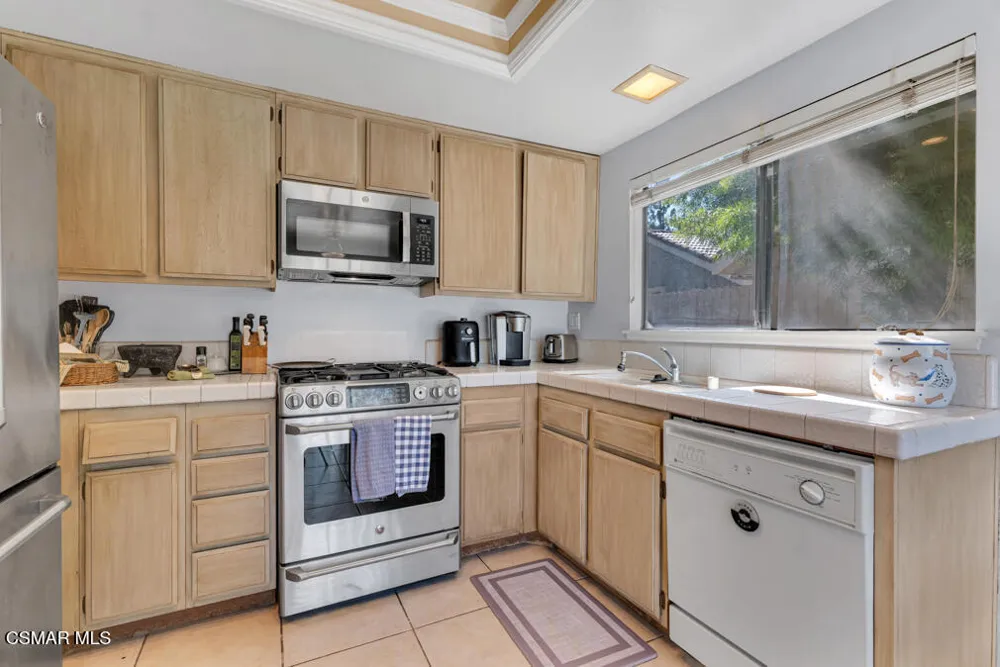 596 Via Novella Oak Park, CA 91377