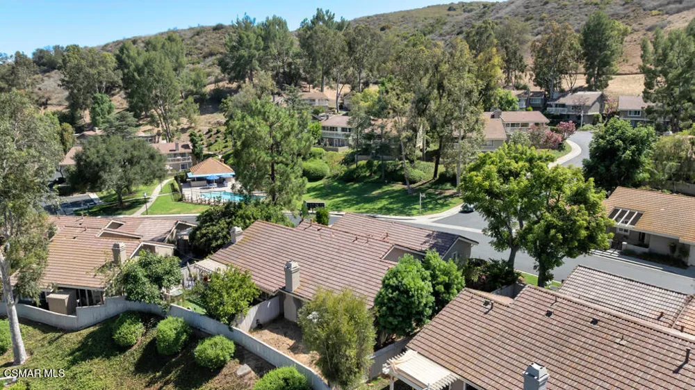 596 Via Novella Oak Park, CA 91377