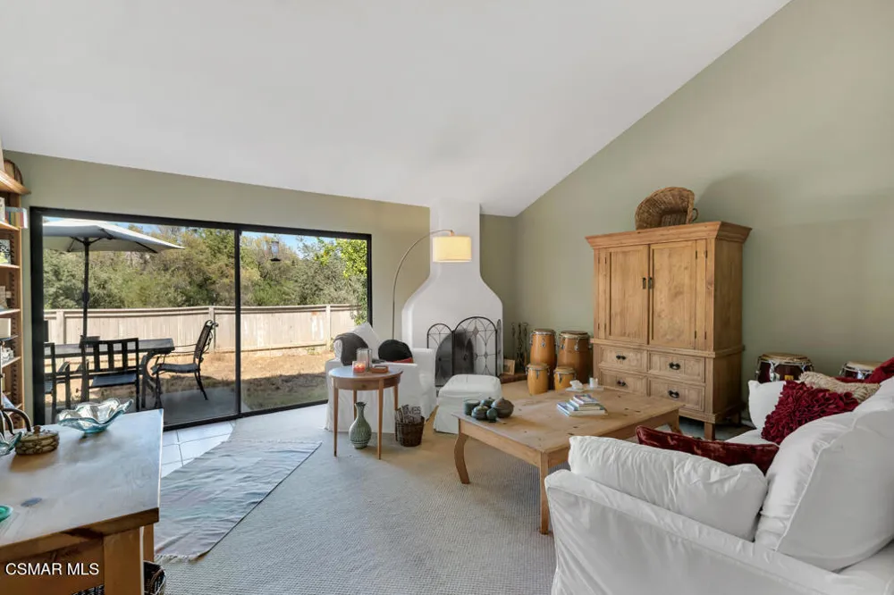 596 Via Novella Oak Park, CA 91377