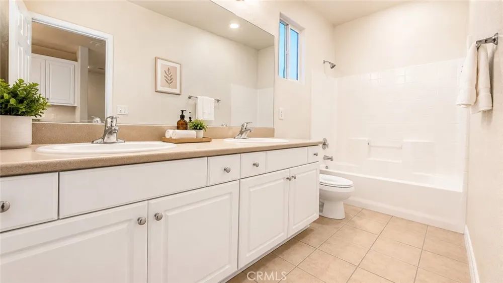 2324 E Newgrove Lancaster, CA 93535