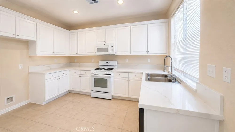 2324 E Newgrove Lancaster, CA 93535