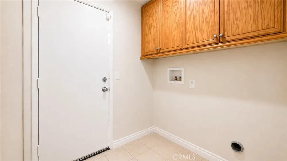 2324 E Newgrove Lancaster, CA 93535