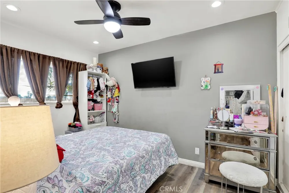 291 W Artesia Pomona, CA 91768