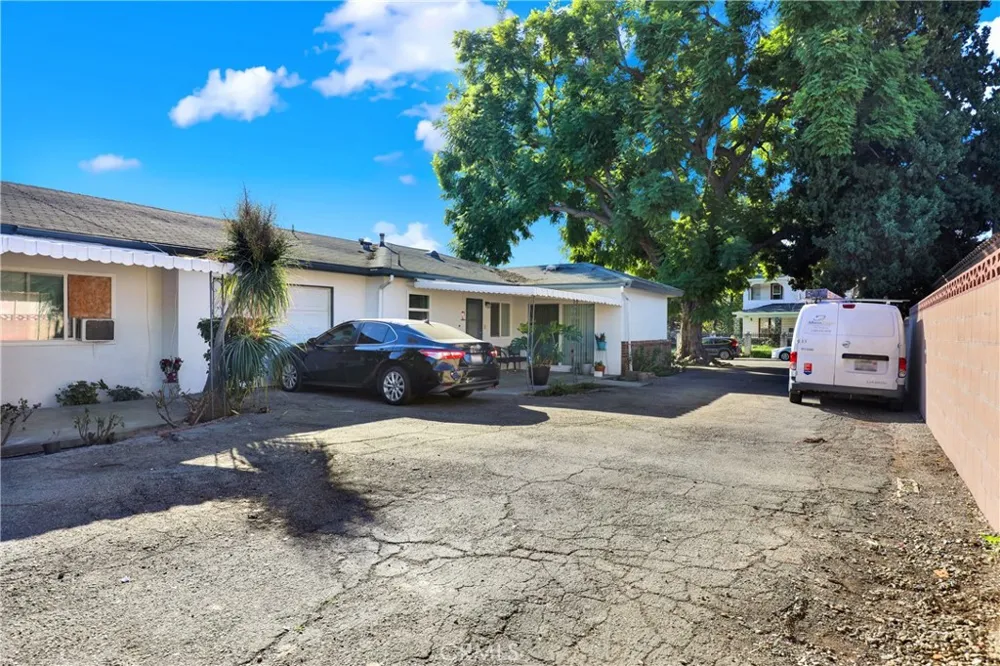 291 W Artesia Pomona, CA 91768
