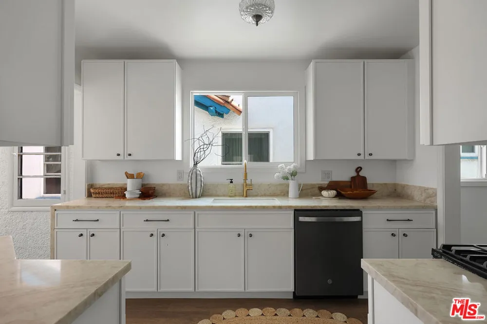 3118 W 43rd Place Los Angeles, CA 90008