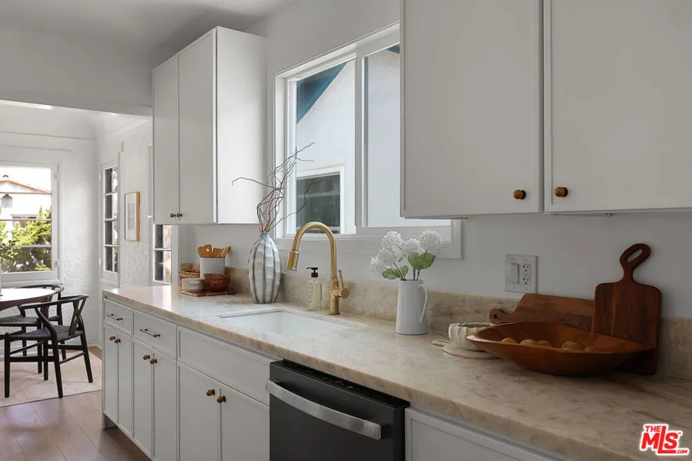 3118 W 43rd Place Los Angeles, CA 90008