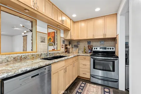 23821 Hillhurst Dr #4