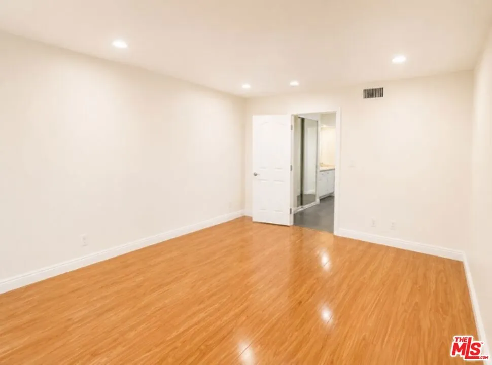 5009 Woodman Avenue #202 Los Angeles, CA 91423