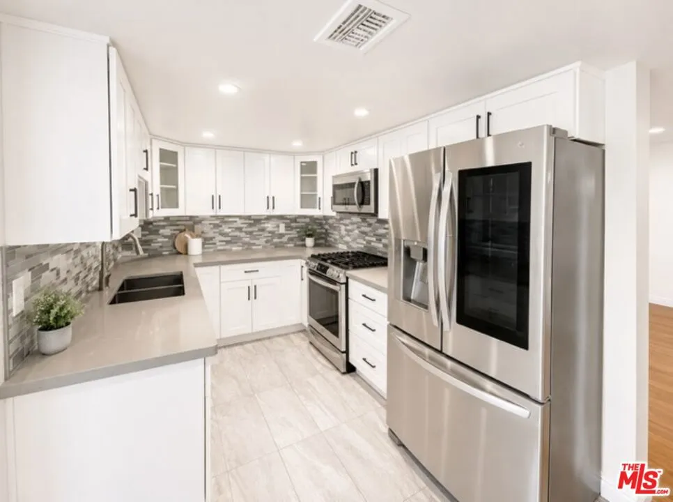 5009 Woodman Avenue #202 Los Angeles, CA 91423