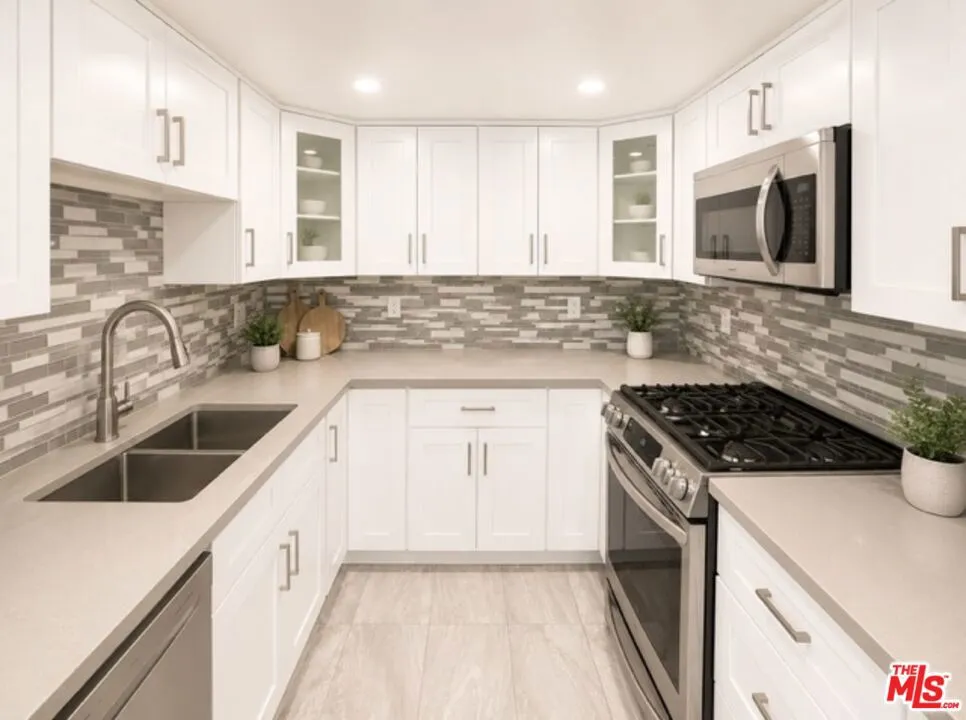 5009 Woodman Avenue #202 Los Angeles, CA 91423