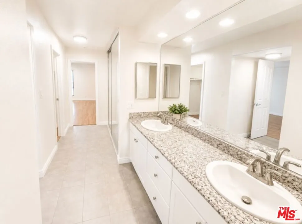5009 Woodman Avenue #202 Los Angeles, CA 91423
