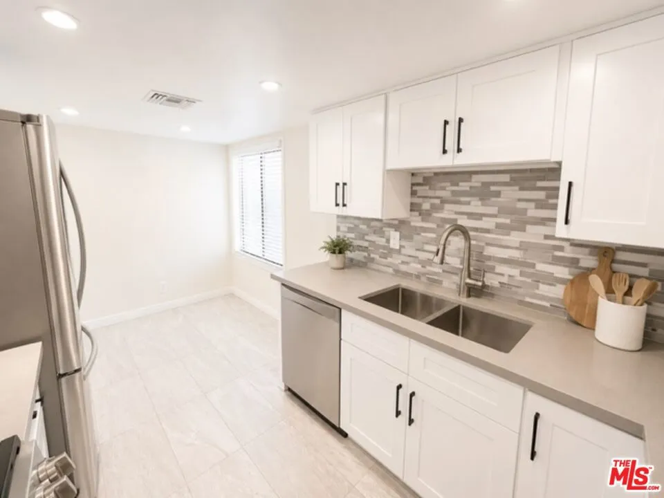 5009 Woodman Avenue #202 Los Angeles, CA 91423
