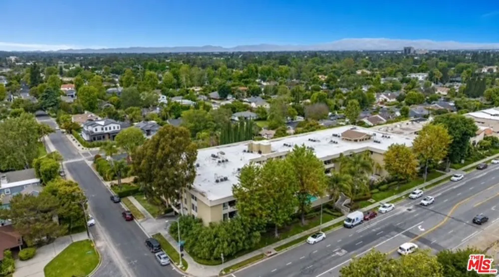 5009 Woodman Avenue #202 Los Angeles, CA 91423