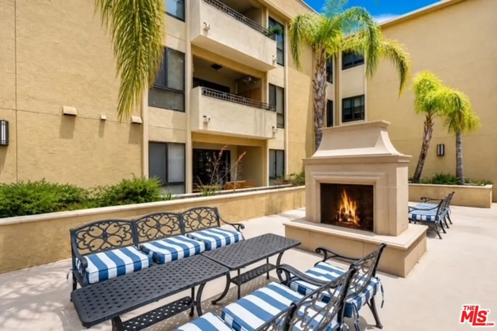 5009 Woodman Avenue #202 Los Angeles, CA 91423