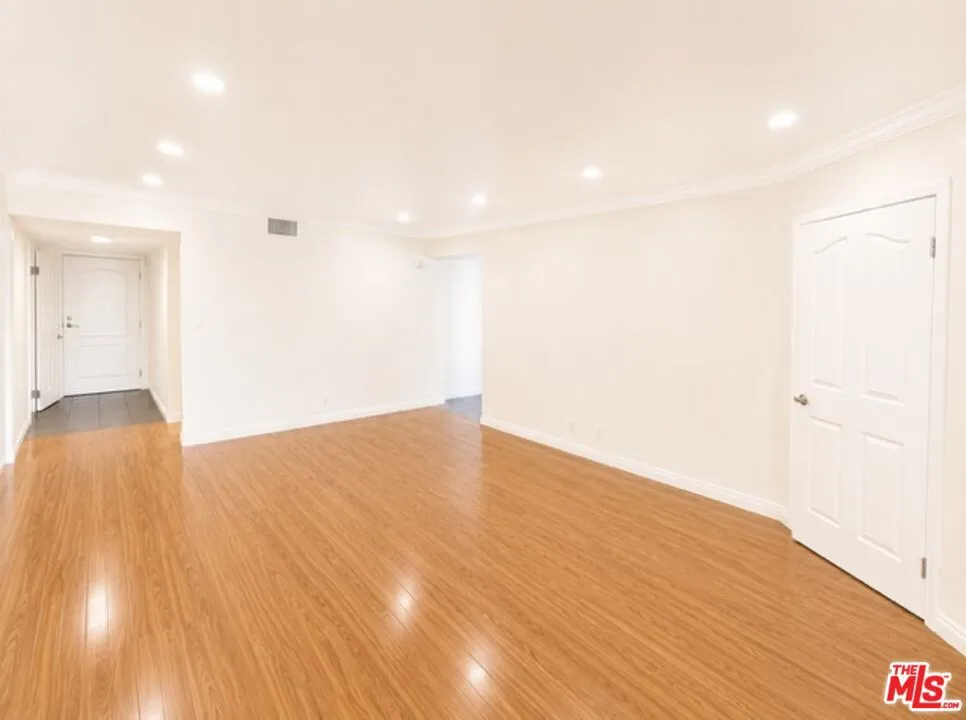 5009 Woodman Avenue #202 Los Angeles, CA 91423
