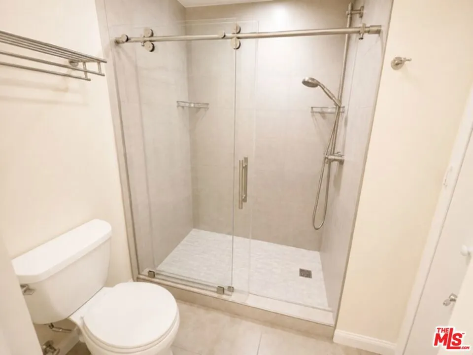 5009 Woodman Avenue #202 Los Angeles, CA 91423