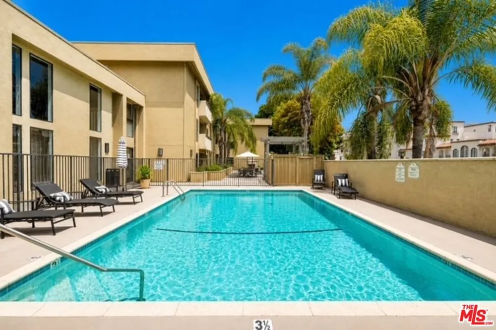 5009 Woodman Avenue #202 Los Angeles, CA 91423