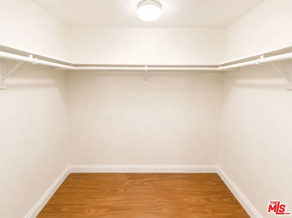 5009 Woodman Avenue #202 Los Angeles, CA 91423
