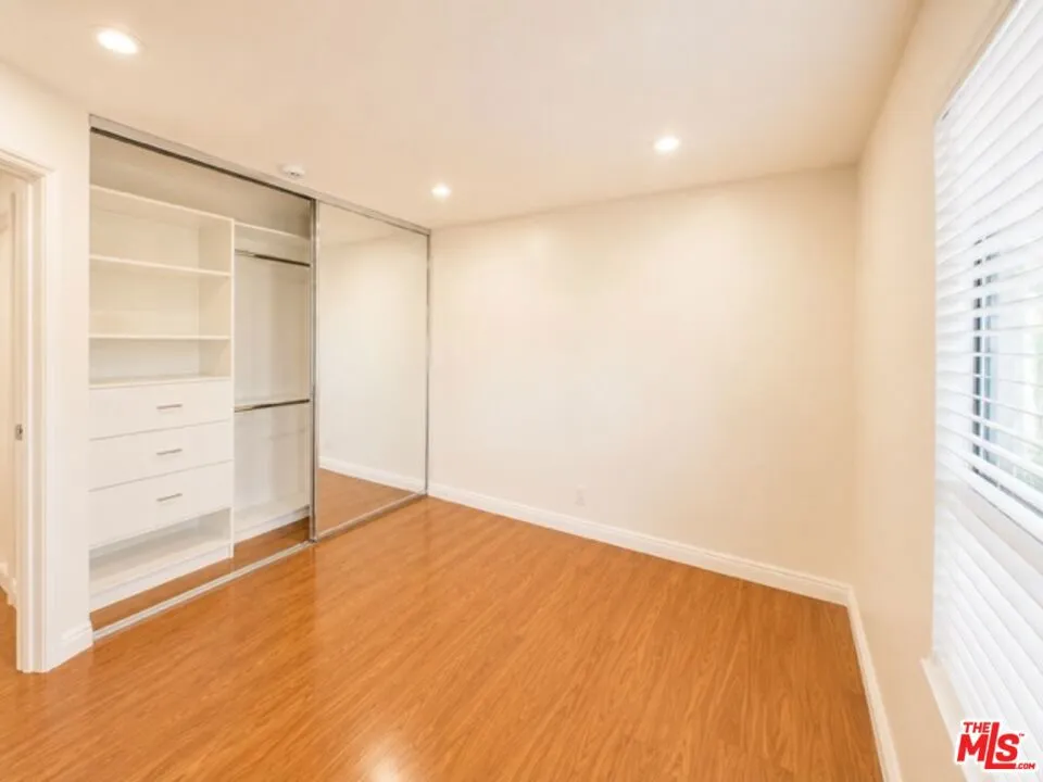 5009 Woodman Avenue #202 Los Angeles, CA 91423