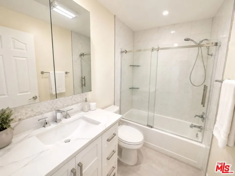 5009 Woodman Avenue #202 Los Angeles, CA 91423