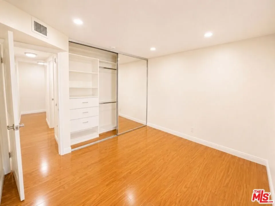 5009 Woodman Avenue #202 Los Angeles, CA 91423