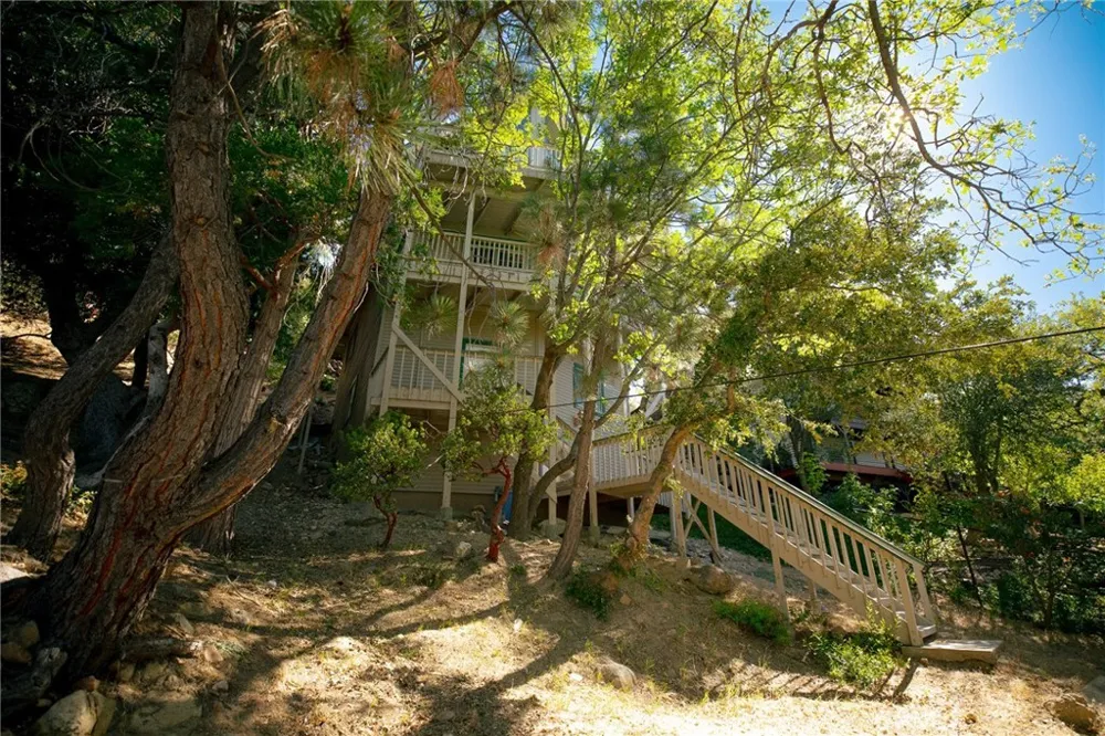 1239 Yosemite Lake Arrowhead, CA 92352