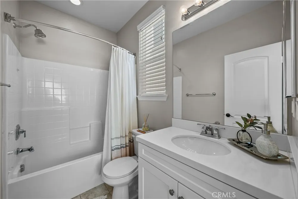 28200 Nield Court Saugus, CA 91350