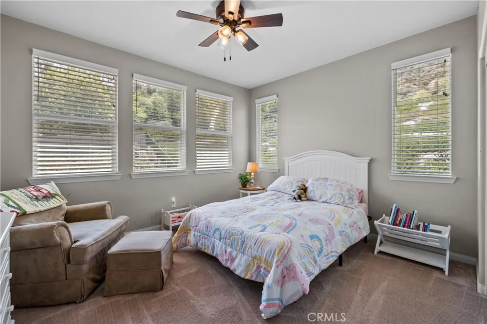 28200 Nield Court Saugus, CA 91350