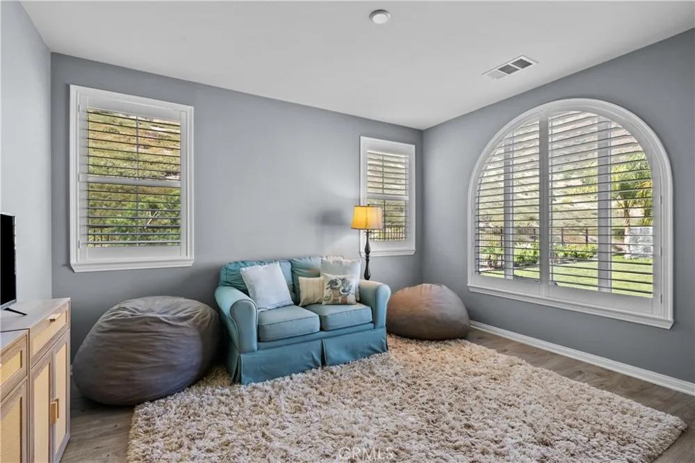 28200 Nield Court Saugus, CA 91350